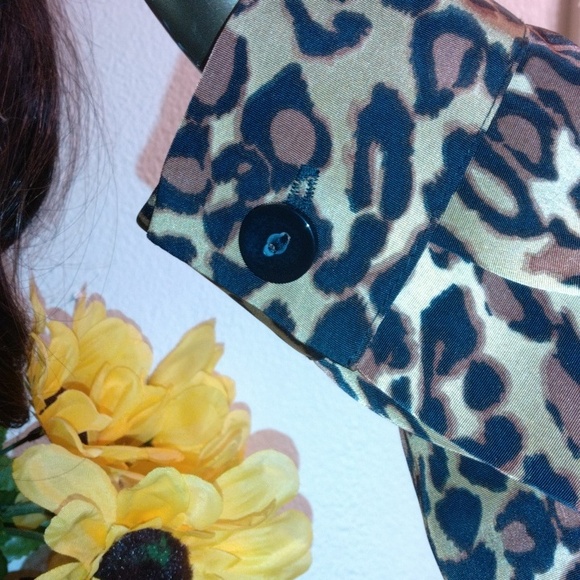 Susan graver leopard print button-down dress shirt. With shoulder pads - Picture 7 of 12